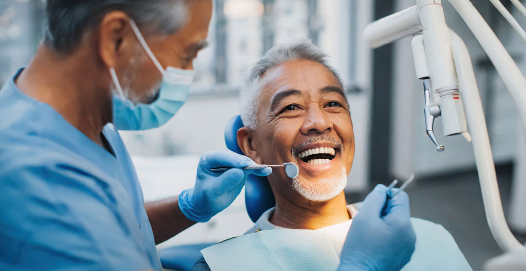 Patiente senior écoutant les explications de son dentiste lors d'une consultation mutuelle dentaire